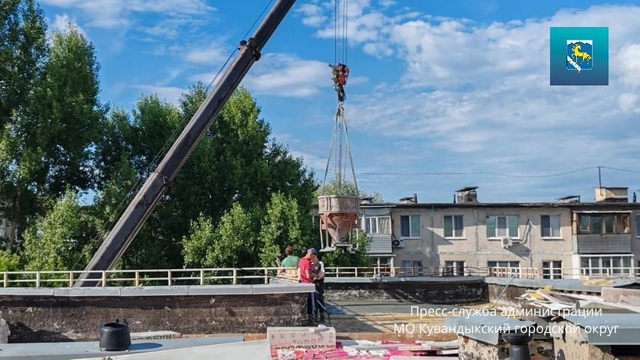 После дождя ремонт кровли на гимназии продолжается